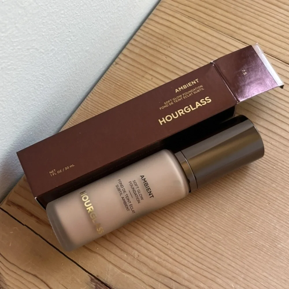 Hourglass Foundation Ambient Soft Glow